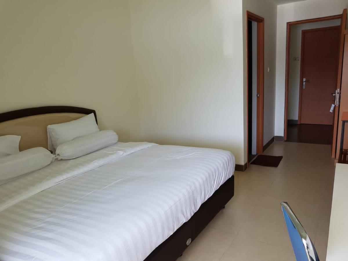 Hotel Larensia Лабуан Баджо Екстериор снимка