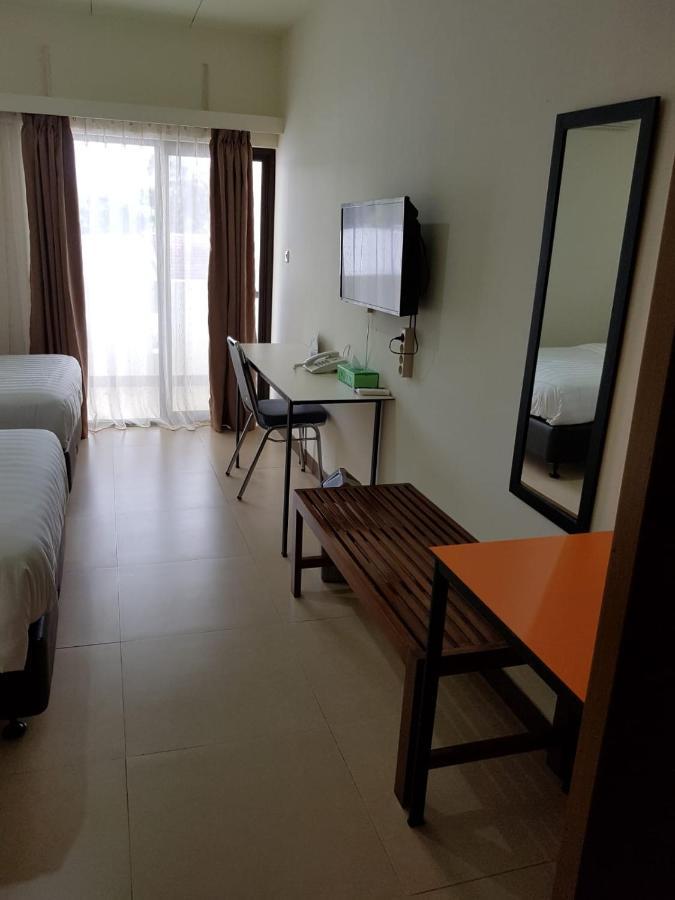 Hotel Larensia Лабуан Баджо Екстериор снимка