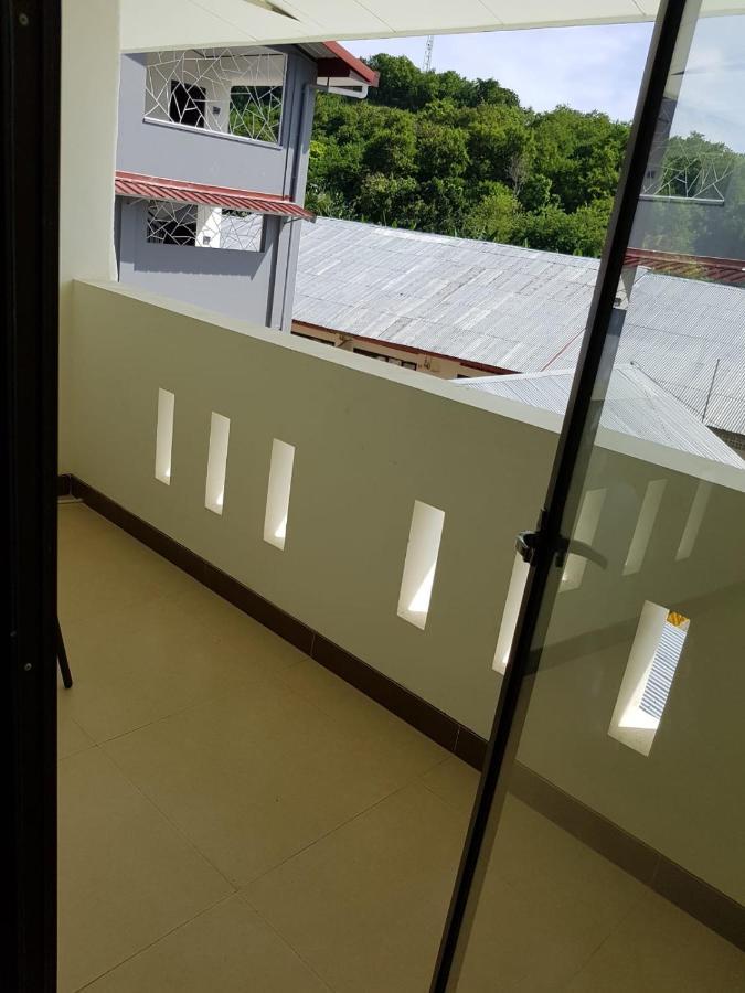 Hotel Larensia Лабуан Баджо Екстериор снимка
