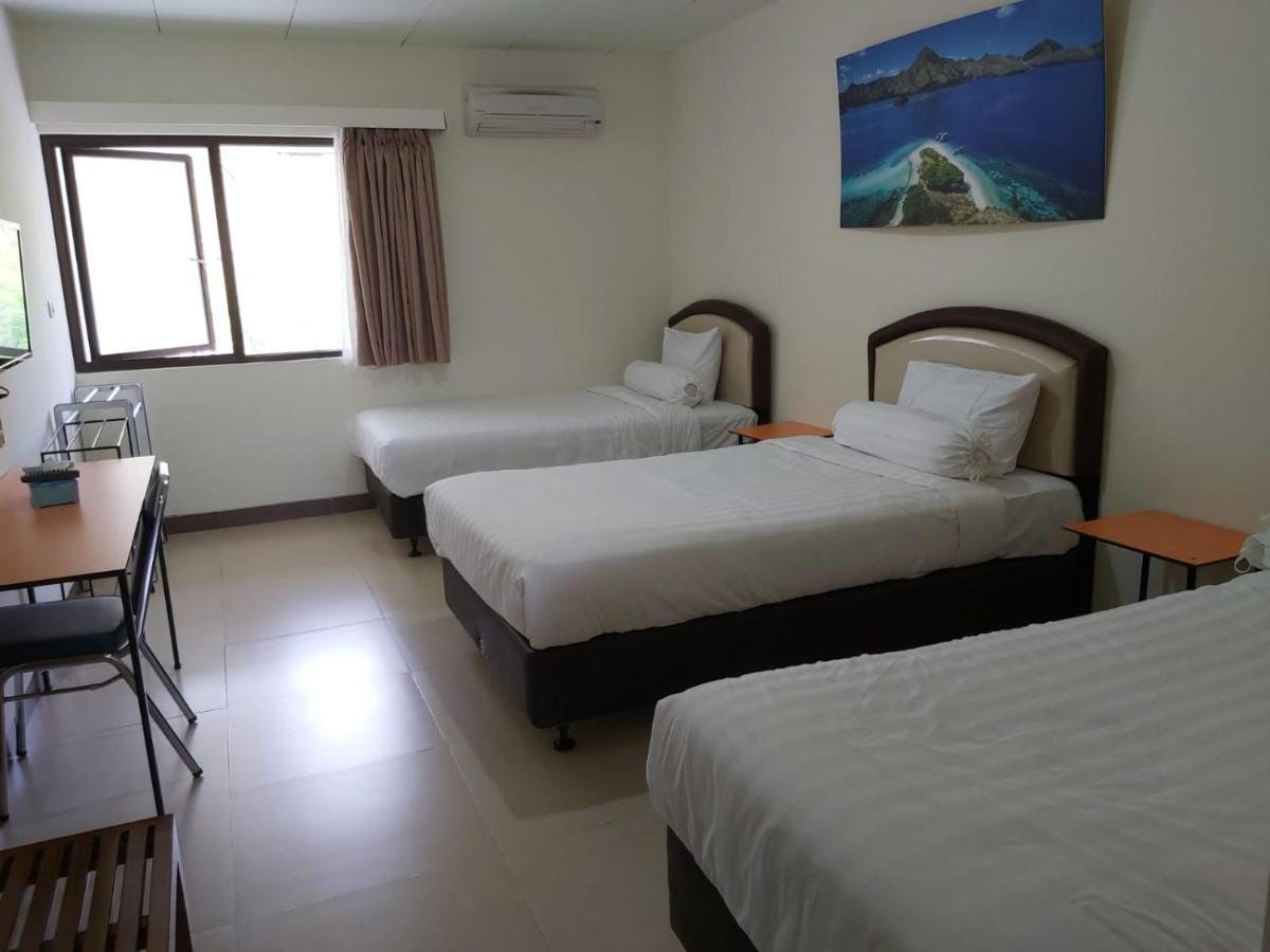 Hotel Larensia Лабуан Баджо Екстериор снимка