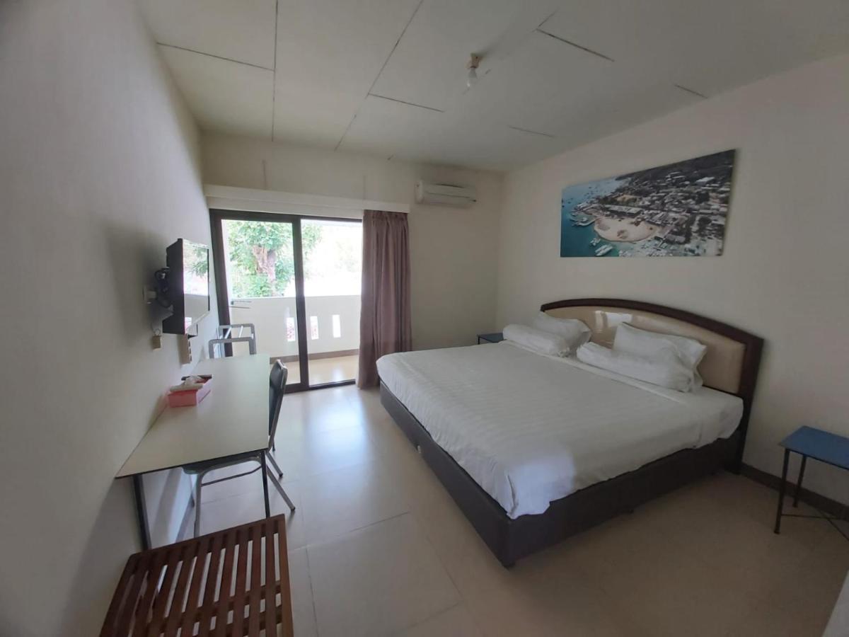 Hotel Larensia Лабуан Баджо Екстериор снимка